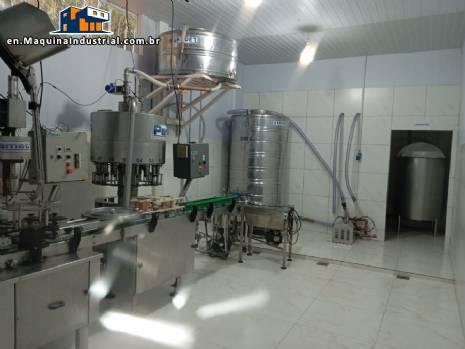 Industrial line for bottling beverages such as juices, cocktails, wines and cacha�a.
