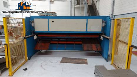 CNC hydraulic guillotine for cutting steel sheets Gasparini