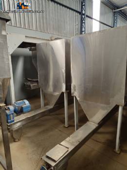 Stainless steel bagging storage silo with screw conveyor outlet