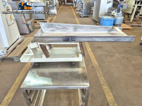 Vibrating trough for multi-head scale