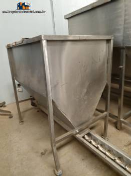 Stainless steel bagging storage silo with screw conveyor outlet