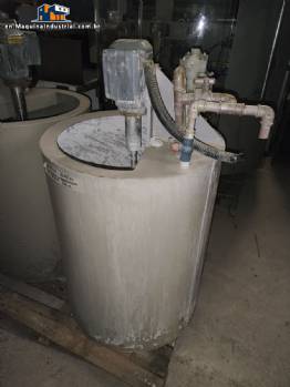Polymer mixing tank with stainless steel shaft and diaphragm pump, 300 liters. Polymer mixing tank with stainless steel shaft and diaphragm pump, 300 liters.