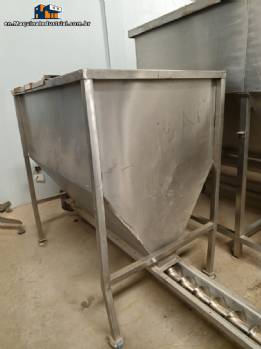 Stainless steel bagging storage silo with screw conveyor outlet Stainless steel bagging storage silo with screw conveyor outlet